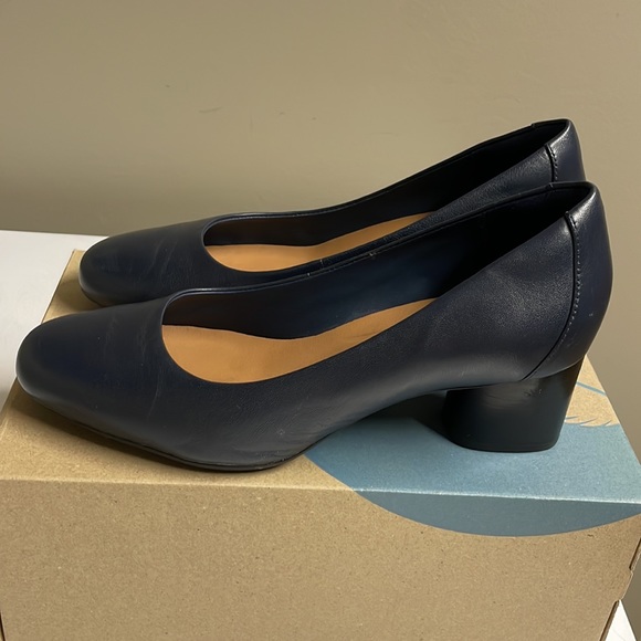 Navy leather Clarks pumps 7.5 - Picture 5 of 5